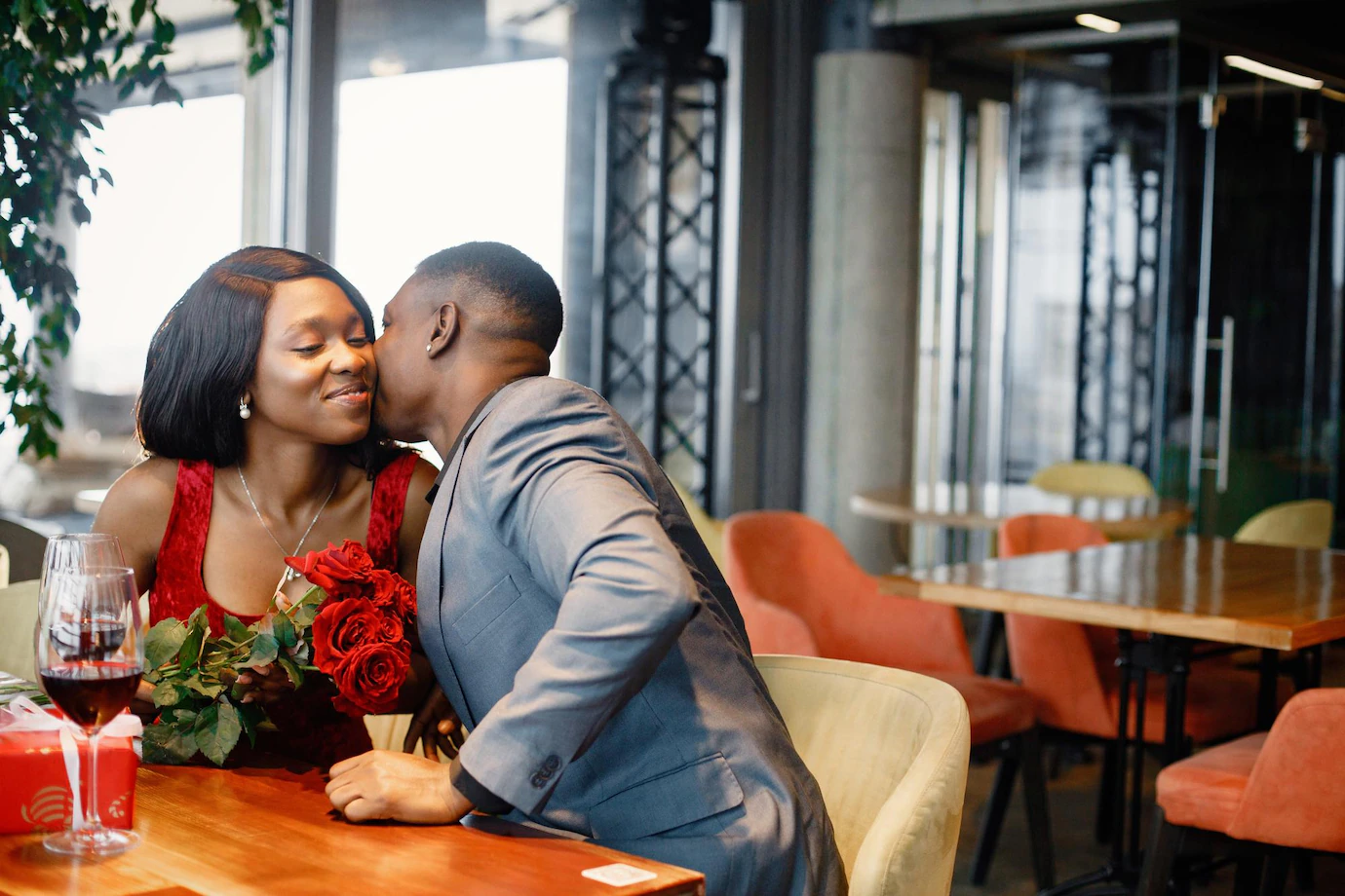 romantic black couple sitting restaurant wearing elegant clothes_1157 51961